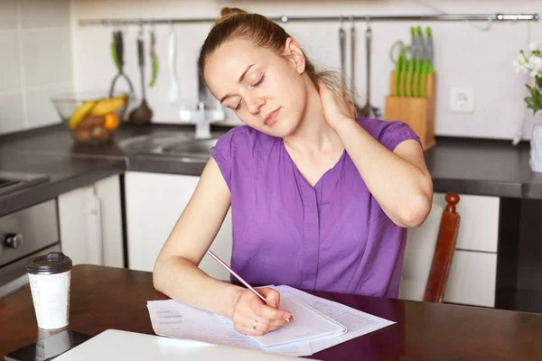 Mujer Adorable Fatiga Tiene Dolor Cuello Estar Sobrecargado Trabajo Escribe — Foto de Stock