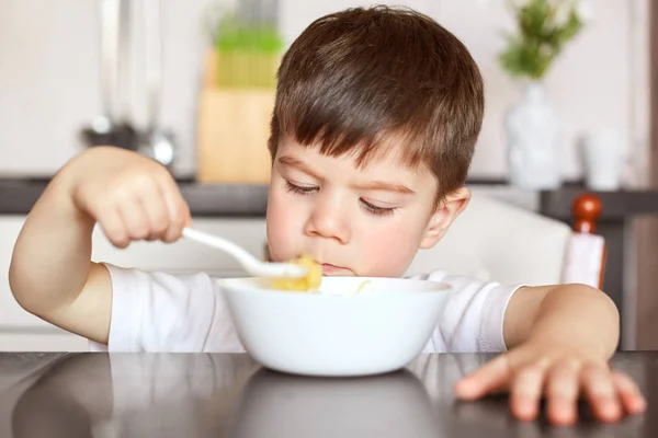 Alimentação Saudável Conceito Crianças Bonito Criança Pequena Come Com Grande — Fotografia de Stock