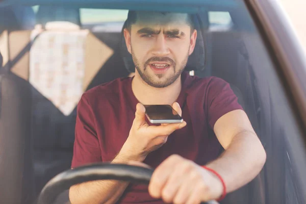 Sério Concentrado Unshaven Morena Macho Dirige Carro Faz Chamada Voz — Fotografia de Stock