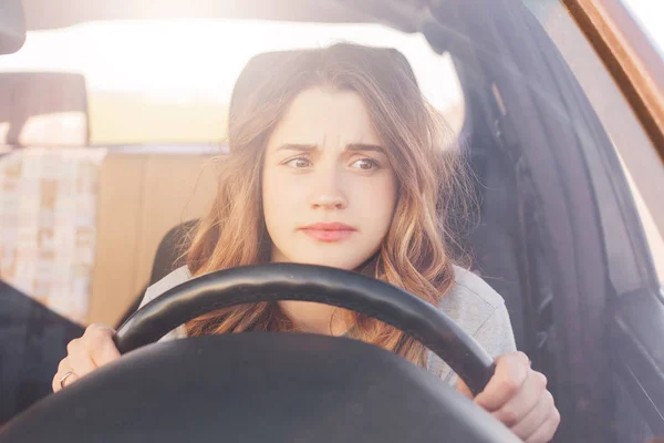 Motorista Feminina Nervosa Senta Roda Tem Preocupado Expressão Como Afraids — Fotografia de Stock
