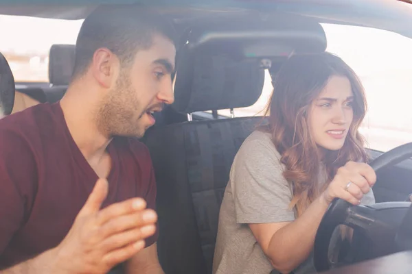 Desconcertado Joven Conductor Aprendiz Conduce Coche Escucha Atentamente Instructor Masculino — Foto de Stock