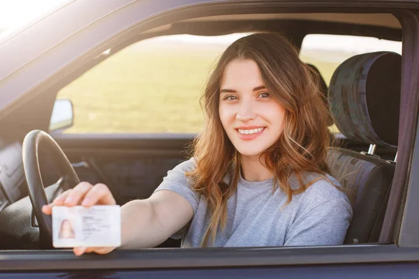 Sonriendo Joven Hembra Con Apariencia Agradable Muestra Orgullosamente Licencia Conducir —  Fotos de Stock