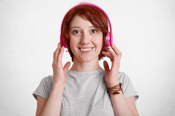 Vrolijke Gnger Femal Met Sproeterig Gezicht Luistert Radio Muziek Met — Stockfoto
