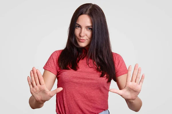 Joven Morena Atractiva Hembra Hace Stop Gesture Tiene Expresión Seria —  Fotos de Stock