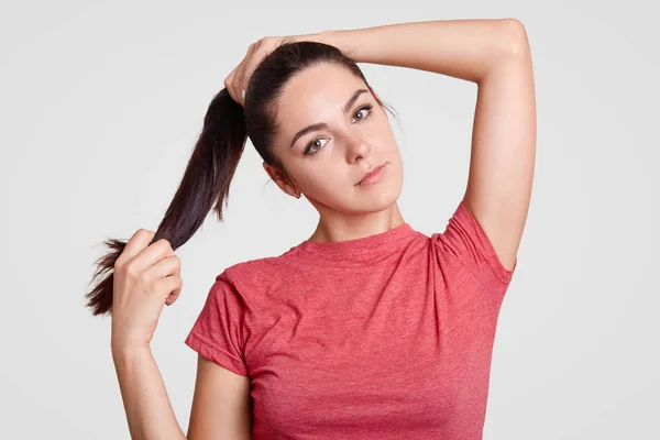 Junge Frau Macht Pferdeschwanz Aus Ihren Dunklen Haaren Hat Gesunde — Stockfoto