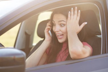 Şaşkın genç kadın alır kötü haber arkadaşım cep telefonu, dinleme cihazı gözlerle bakar üzerinden otomobil içinde oturur, korkunç bir şey bulur. İnsanlar, teknoloji ve taşıma kavramı