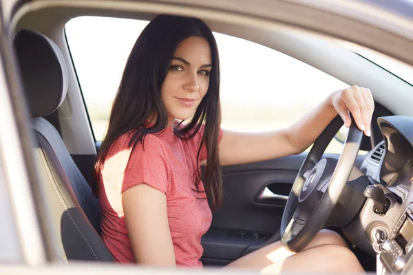 Young Gorgeous Brunette Lady Drives Car Alone Looks Confidently Camera — Stock Photo, Image