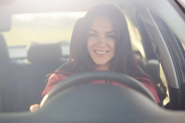 快乐职业女性司机看着 Windshiled 心情好 因为路上没有堵车 有深色长发 友善的笑容 生活方式 — 图库照片