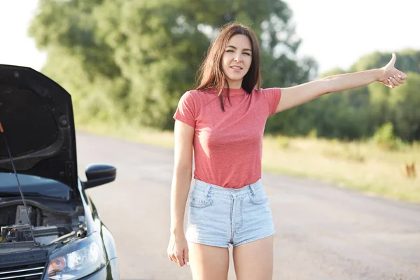 Hopeless Female Driver Hitchhikes Road Asks Help Other Drivers Has — Stock Photo, Image