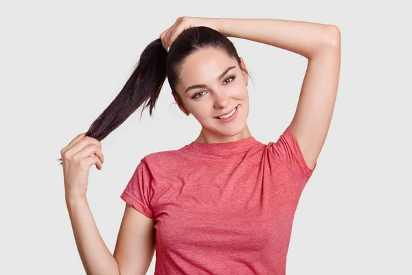 Plano Horizontal Atractiva Mujer Morena Con Cola Caballo Tiene Una —  Fotos de Stock