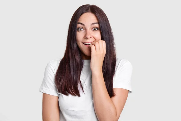 Foto Aspecto Agradable Morena Sorprendida Dama Muerde Las Uñas Los — Foto de Stock