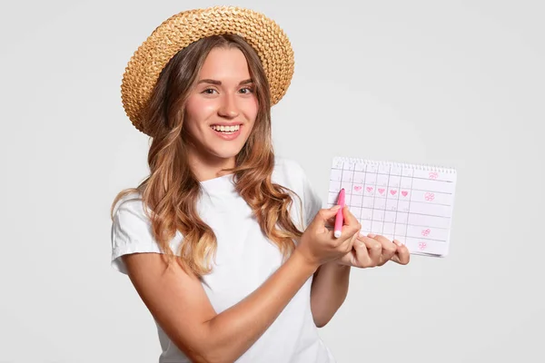 Estudio Foto Hermosa Mujer Cuacasiana Tiene Sonrisa Encantadora Lleva Sombrero — Foto de Stock