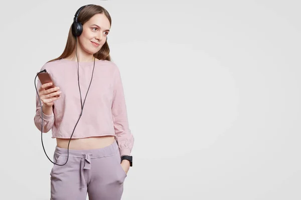 Studio Shot Van Blij Aantrekkelijke Vrouw Gekleed Een Casual Kleding — Stockfoto