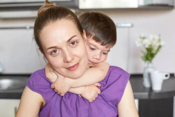 Οριζόντια Βολή Του Μικρό Αγόρι Δίνει Ζεστή Αγκαλιά Μητέρα Του — Φωτογραφία Αρχείου