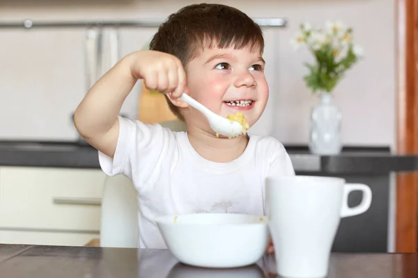 Criança Macho Feliz Shirt Casual Come Mingau Cereal Delicioso Bebe — Fotografia de Stock