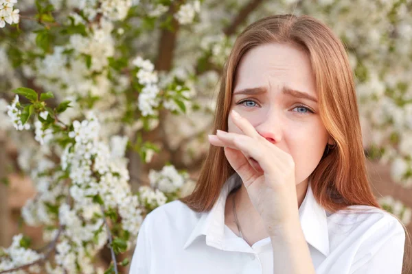 Tidak Senang Perempuan Muda Memiliki Hidung Berjalan Merasa Alergi Terhadap — Stok Foto