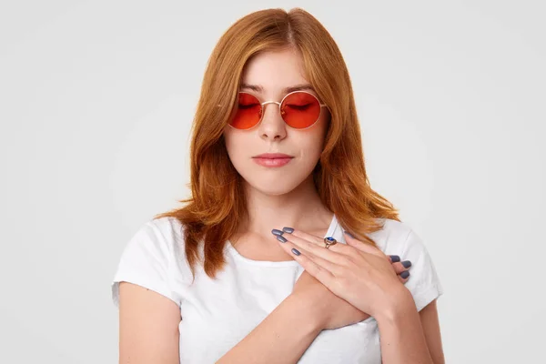 Gente Concepto Calma Mujer Bastante Joven Gafas Sol Con Estilo —  Fotos de Stock