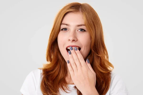 Persone Stile Vita Concetto Mattina Attraente Lentiggini Sbadigli Femminili Come — Foto Stock