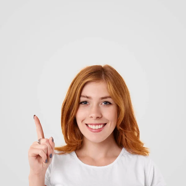 Positive Schöne Frau Mit Strahlendem Lächeln Und Roten Haaren Zeigt — Stockfoto