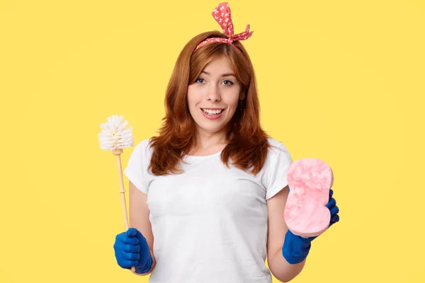 Pretty Woman Works Maid Service Does Overall Cleaning Holds Brush — Stock Photo, Image