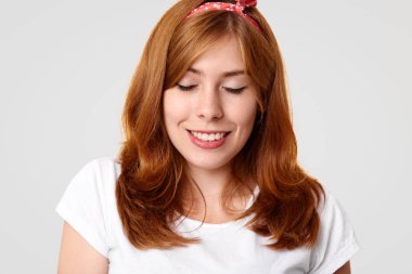 Genç ve güzel kadın, makyaj ve sağlıklı saf deri, kapanır gözleri ve gülümsüyor dan zevk, uzun saçları boyalı, utanç ve zaman yakışıklı bir adam ile geçirdiği utangaç hissediyor. Güzellik kavramı