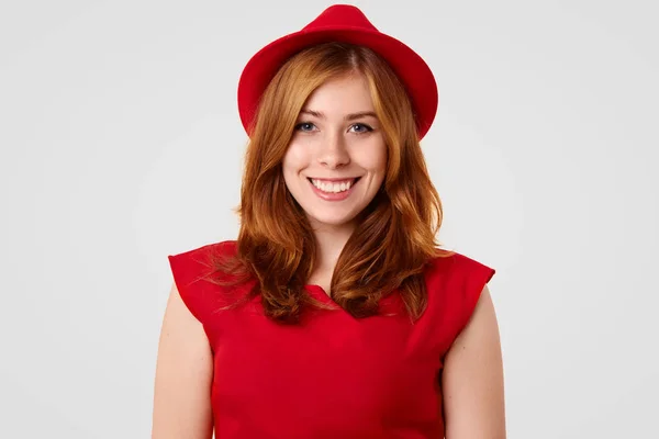 Modelo Muito Feminino Com Sorriso Positivo Vestido Com Chapéu Vermelho — Fotografia de Stock