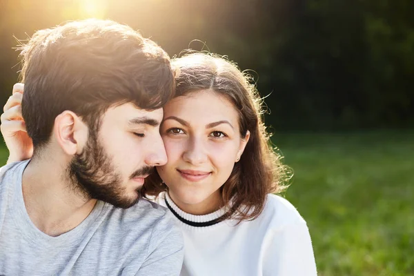 Openhartig Shot Van Mooie Paar Bewonderen Van Elke Minuut Uitgaven — Stockfoto