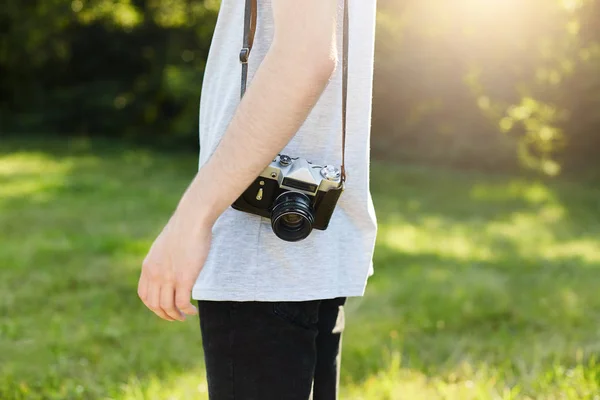 Oříznout Záběr Samcova Těla Retro Kameru Rameno Stojící Zelené Trávě — Stock fotografie