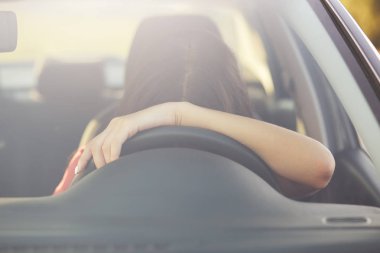 Yorgunluk uykusuz kadın sürücü tekerlek üzerinde eğilir, dinlenmek için durur, arabaya teşkil etmektedir, uzun mesafe gece boyunca kapalı, yorgun hissediyor. Windshiled görüntüleyin. Otopark, kadın vardır daha fazla sürücü için nap