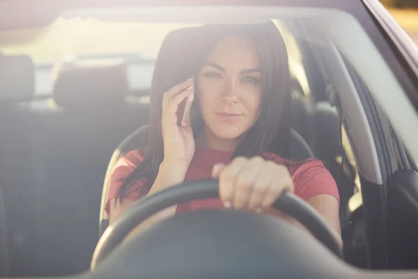 平拍的忙女人开车 有电话交谈 塞满堵车 Winowshileld 有吸引力的表情 生活方式和驾驶概念 — 图库照片