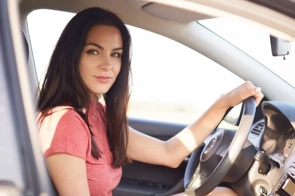 Zijwaarts Schot Van Goed Uitziende Ernstige Brunette Meisje Rijdt Auto — Stockfoto