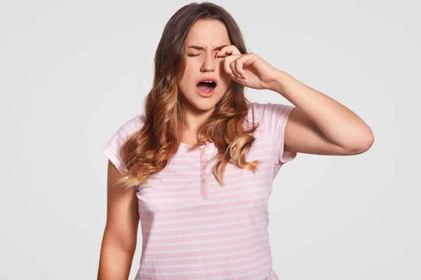 Tiro Horizontal Mulher Atraente Bocejos Esfrega Olhos Quer Dormir Vestido — Fotografia de Stock