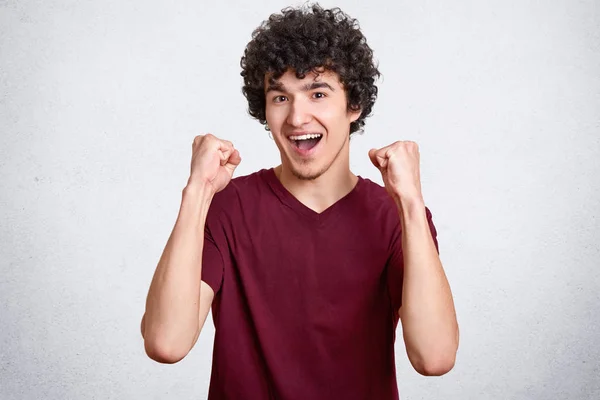 Mannelijke Winnaar Met Krullend Haar Keert Vuisten Roept Uit Met — Stockfoto