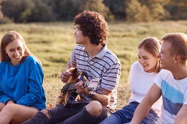 Mutluluk neşeli arkadaşları veya keyfi yerinde olmak arkadaşları açık atış onların çocukluk şarkı, onların dostluk sırasında olumlu anları hatırlıyorum, boş zamanlarını dışında çayırda
