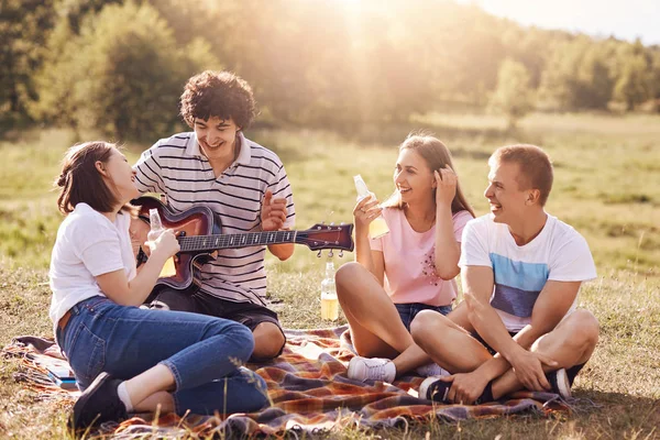 Verão Férias Música Tempo Recreação Conceito Alegre Quatro Amigos Colegas — Fotografia de Stock