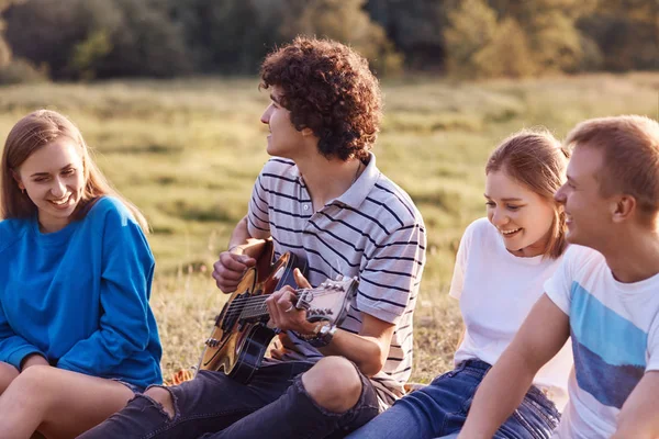 Außenaufnahmen Fröhlicher Freunde Oder Weggefährten Die Gut Gelaunt Sind Lieder — Stockfoto