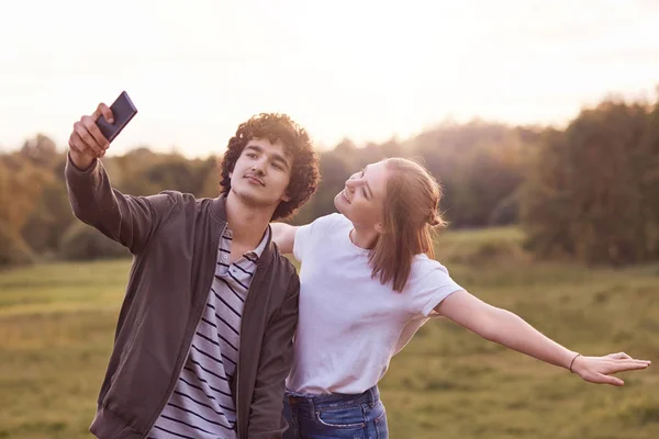 Pozitif Iyi Arkadaşlarından Yatay Atış Selfie Yapmak Için Akıllı Telefon — Stok fotoğraf