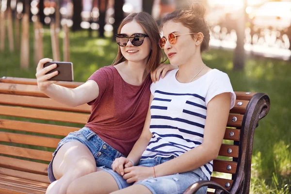 Örömteli Két Lány Hogy Selfie Álló Modern Mobiltelefon Ülni Szorosan — Stock Fotó