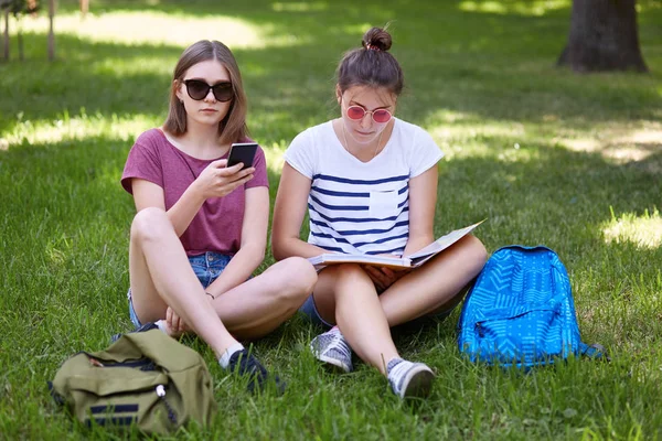 Photo Two Female Teenagers Sit Green Grass Outdoor Read Book — Stock Photo, Image