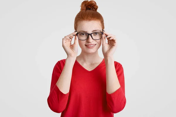 Cabeza Hermosa Pecosa Joven Europea Gafas Tiene Una Sonrisa Suave — Foto de Stock