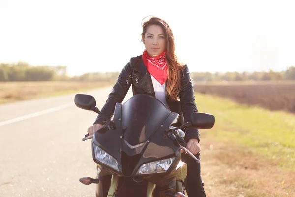 Открытый Снимок Красивого Мотоциклиста Имеет Длительное Путешествие Своем Мотоцикле Носит — стоковое фото
