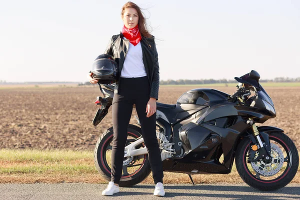 Conceito Estilo Vida Exterior Auto Confiante Motociclista Vestido Com Roupas — Fotografia de Stock