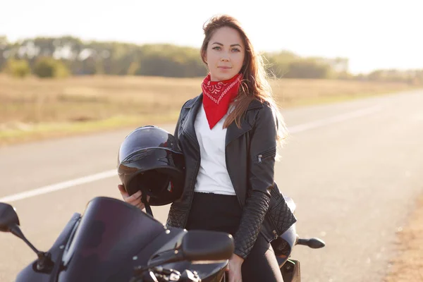 Actieve Vrouwelijke Bestuurder Zit Zwarte Snel Motorrad Houdt Helm Draagt — Stockfoto