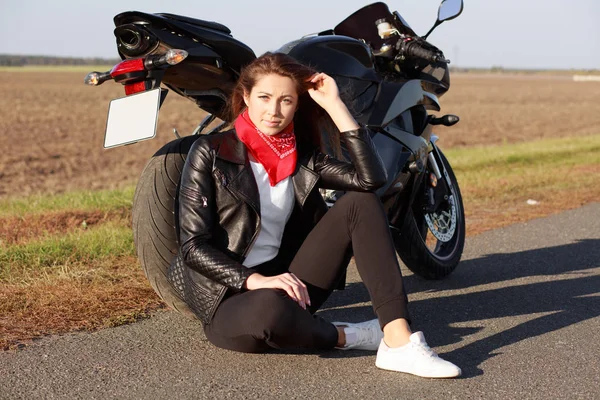 Doordachte Meisje Biker Stijlvolle Kleding Outdoor Reis Met Fiets Heeft — Stockfoto
