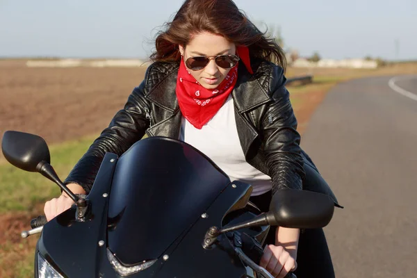 Goed Uitziende Jongedame Stijlvol Zwart Lederen Jasje Rode Bandana Zonnebril — Stockfoto