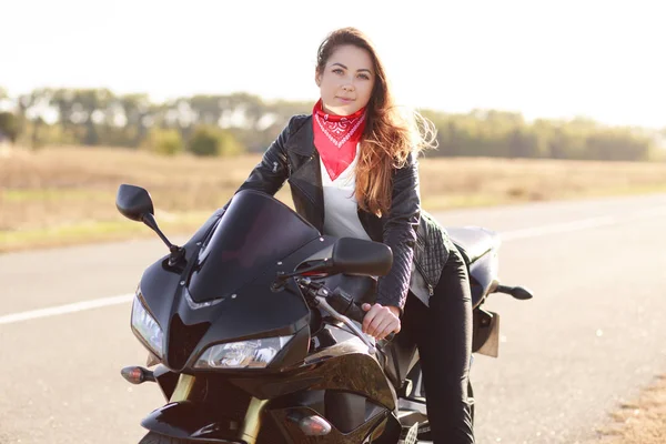 Outdoor Journey Freedom Concept Photo Good Looking Female Driver Enjoys — Stock Photo, Image