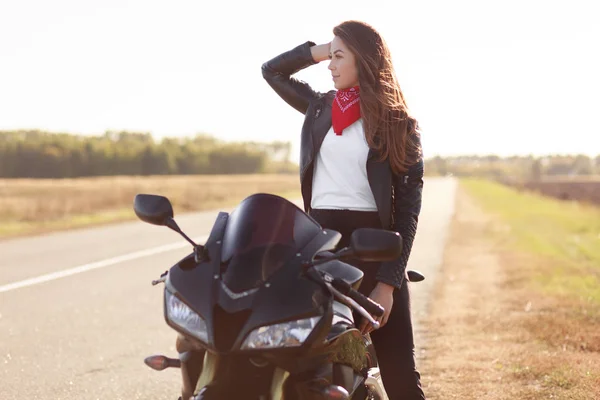 Motorista Feminina Pensativo Roupas Elegantes Posa Moto Rápida Olha Atenciosamente — Fotografia de Stock