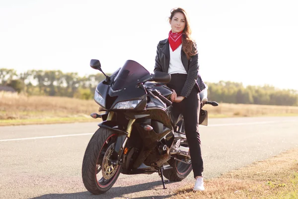 Foto Motociclista Feminina Ativa Senta Moto Veste Jaqueta Couro Elegante — Fotografia de Stock