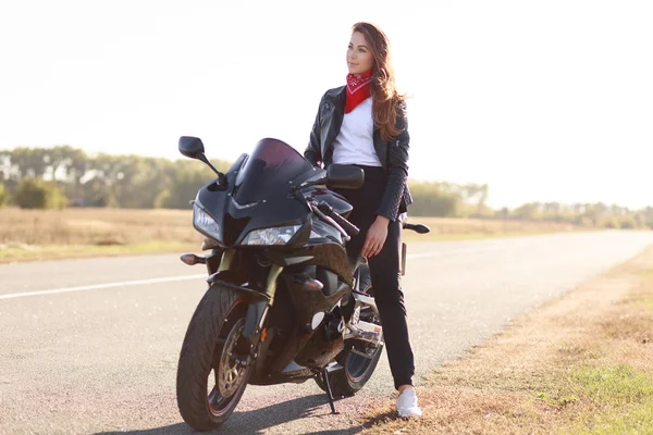 Transporte Conceito Extremo Pensativo Elegante Motociclista Feminina Goza Alta Velocidade — Fotografia de Stock