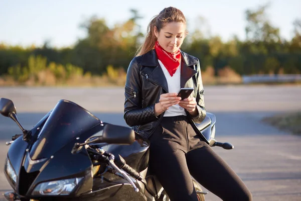 Photo Female Driver Holds Smart Phone Hands Surfes Bikers Blog — Stock Photo, Image